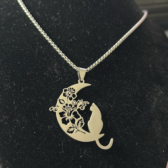 Moon and cat necklace - Picture 2 of 5